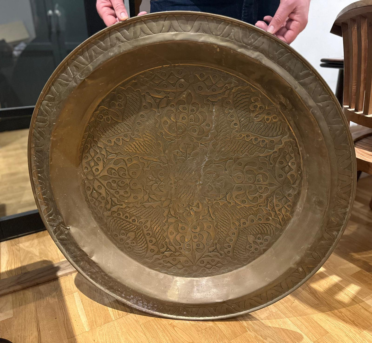 xxLarge Moroccan Hand-Chased Brass Tray – 90cm – Mid 20th Centuryxx