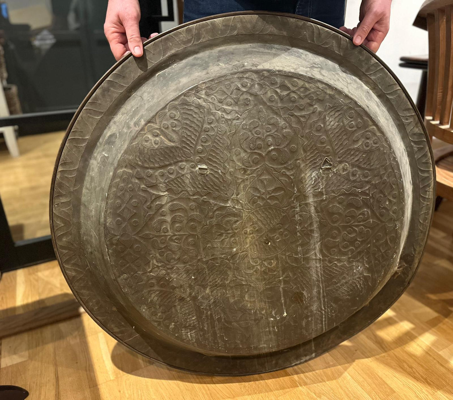 xxLarge Moroccan Hand-Chased Brass Tray – 90cm – Mid 20th Centuryxx