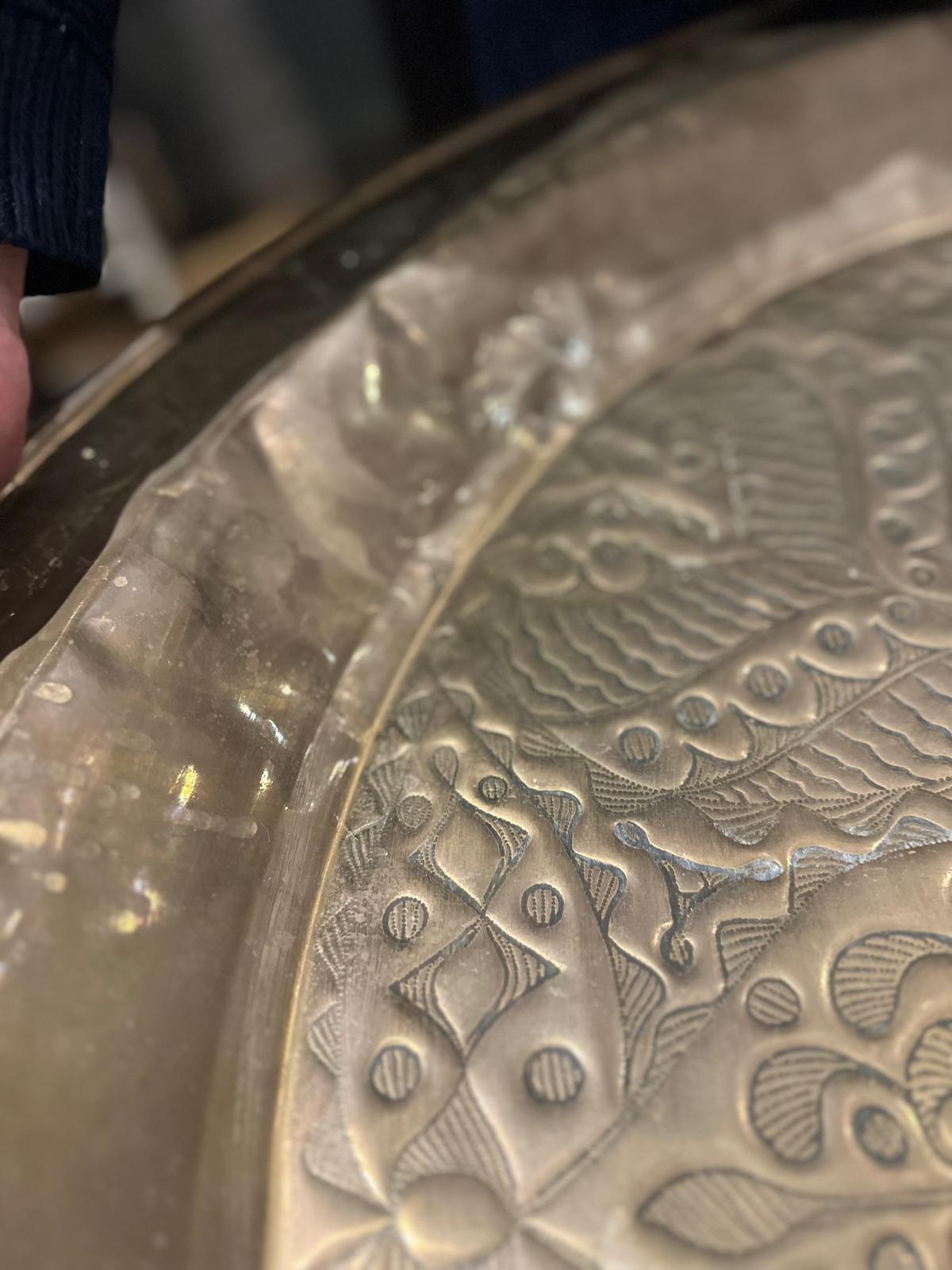 xxLarge Moroccan Hand-Chased Brass Tray – 90cm – Mid 20th Centuryxx